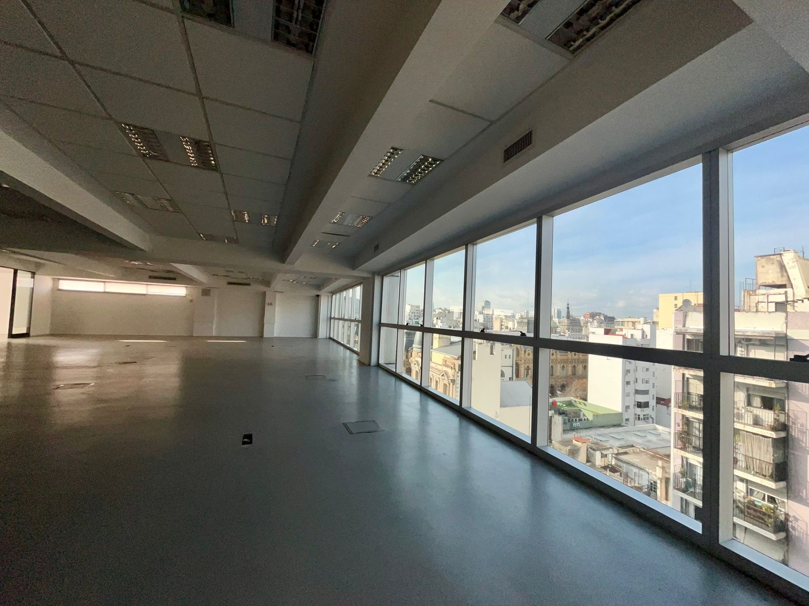 Amplias oficinas
